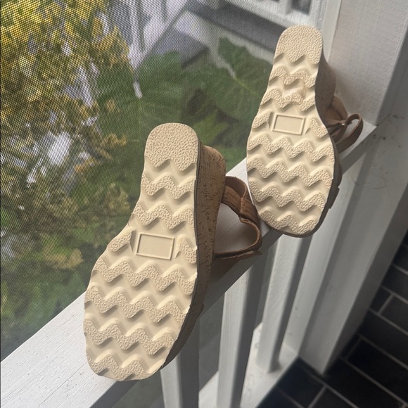 Bill Blass Rae Wedge sandals in tan cork - Picture 6 of 9